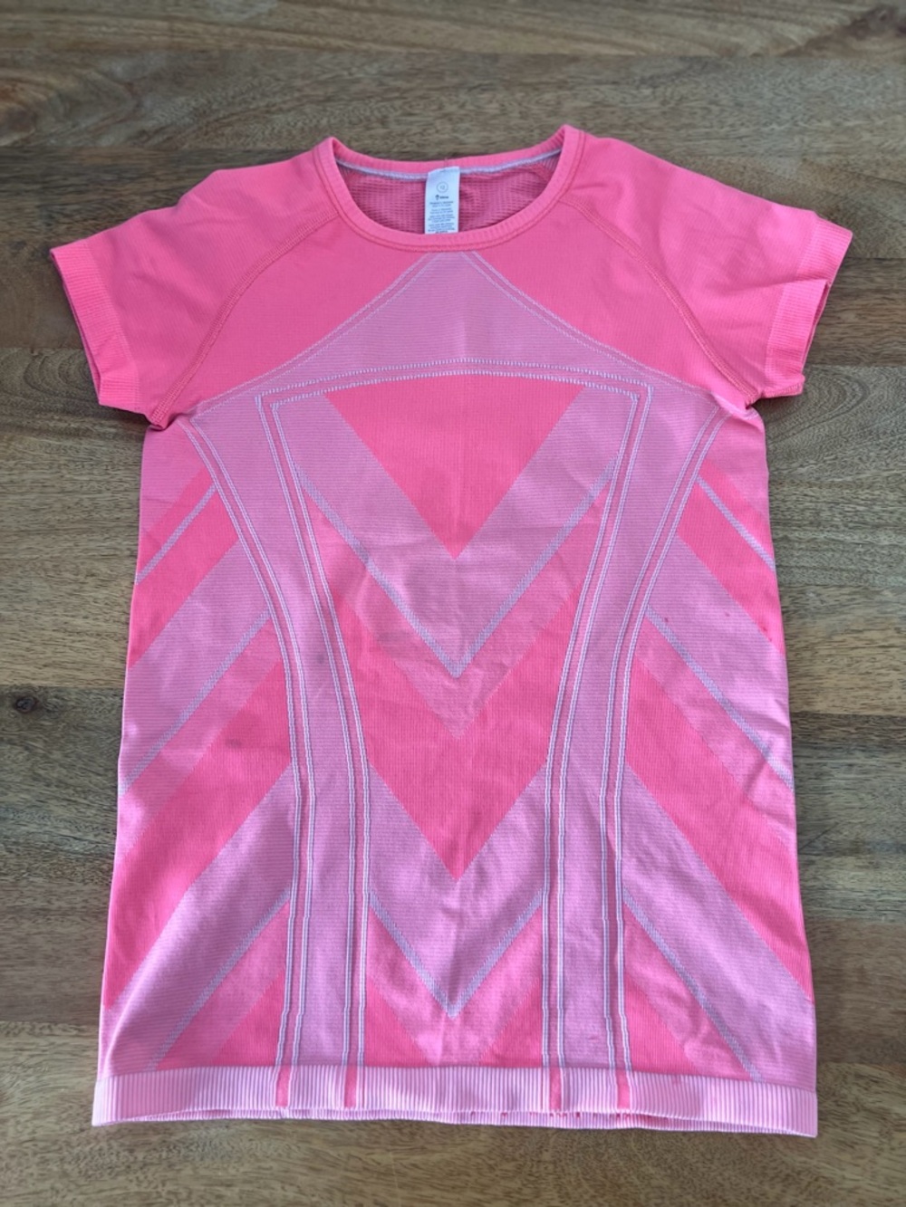 IVIVVA (Lululemon for kids) Girls Sz 12 Pink Chevron Athletic Tee